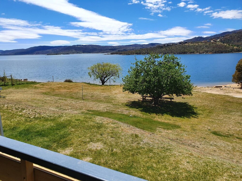 LAKE JINDABYNE HOTEL 12/75