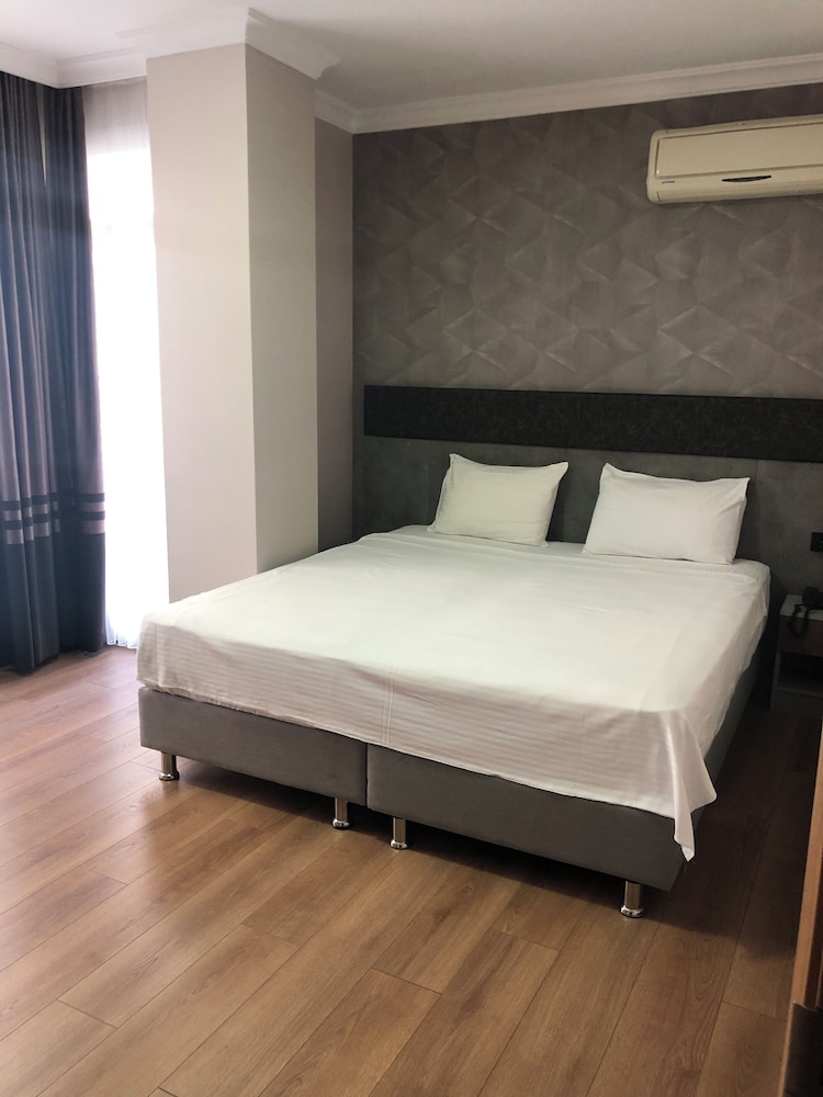 DELUXE, DOUBLE BED