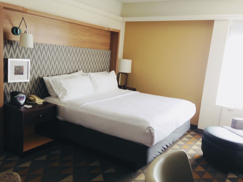 Holiday Inn Suites Pittsfield Berkshires 30/80