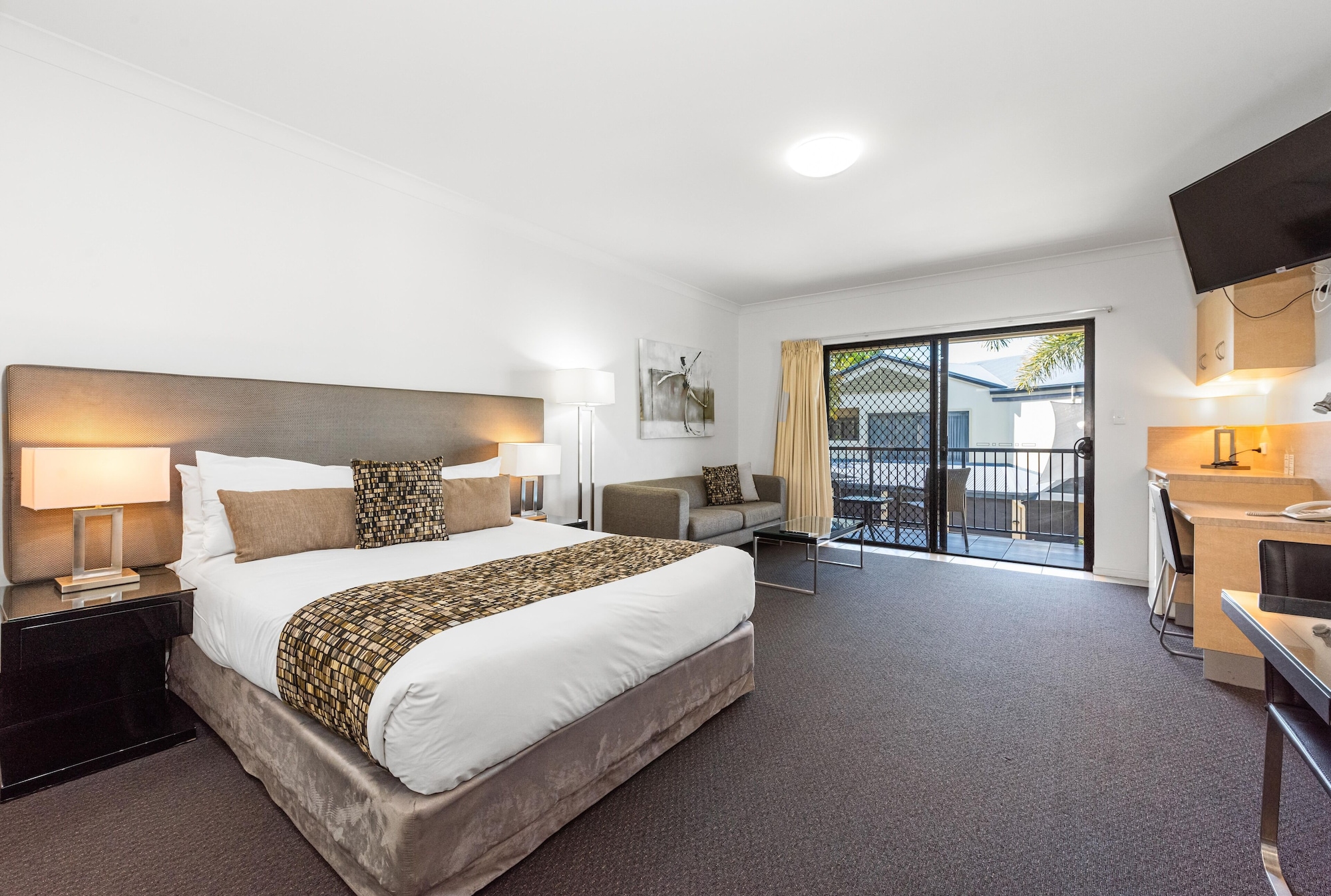 ROOM, KING BED, BALCONY