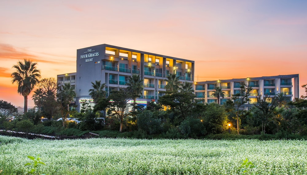 The Four Graces Resort 2/28