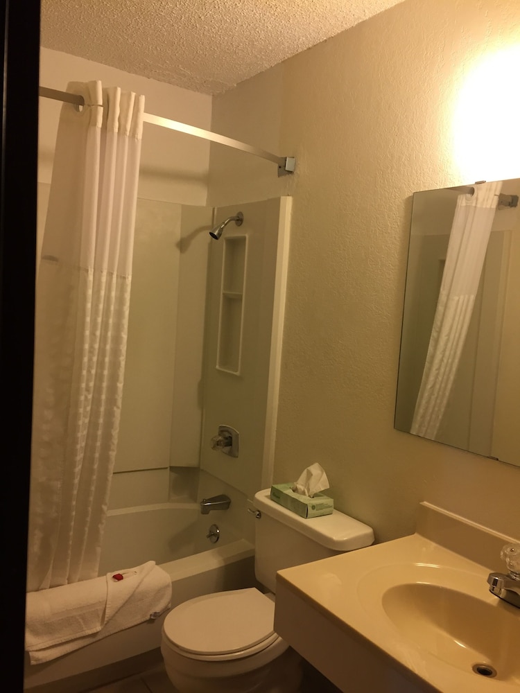 Super 8 By Wyndham Raton 24/25