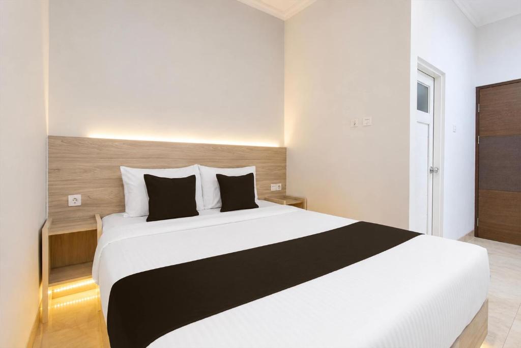 Collection O near Ambarrukmo Plaza Mall formerly Damar Kusumo Guest House 5/23