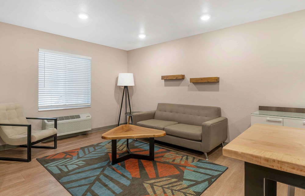 WoodSpring Suites Louisville Airport 14/26