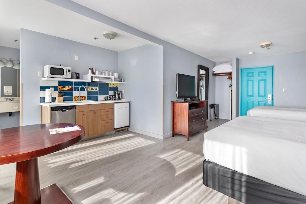 غرفة بسريرين كوين بمطبخ صغير، Inn At Seaside 4/5