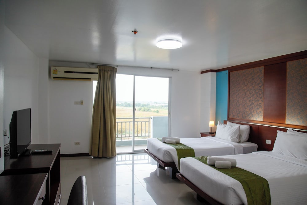 Convenient Grand Plus Hotel Suvarnabhumi 12/44