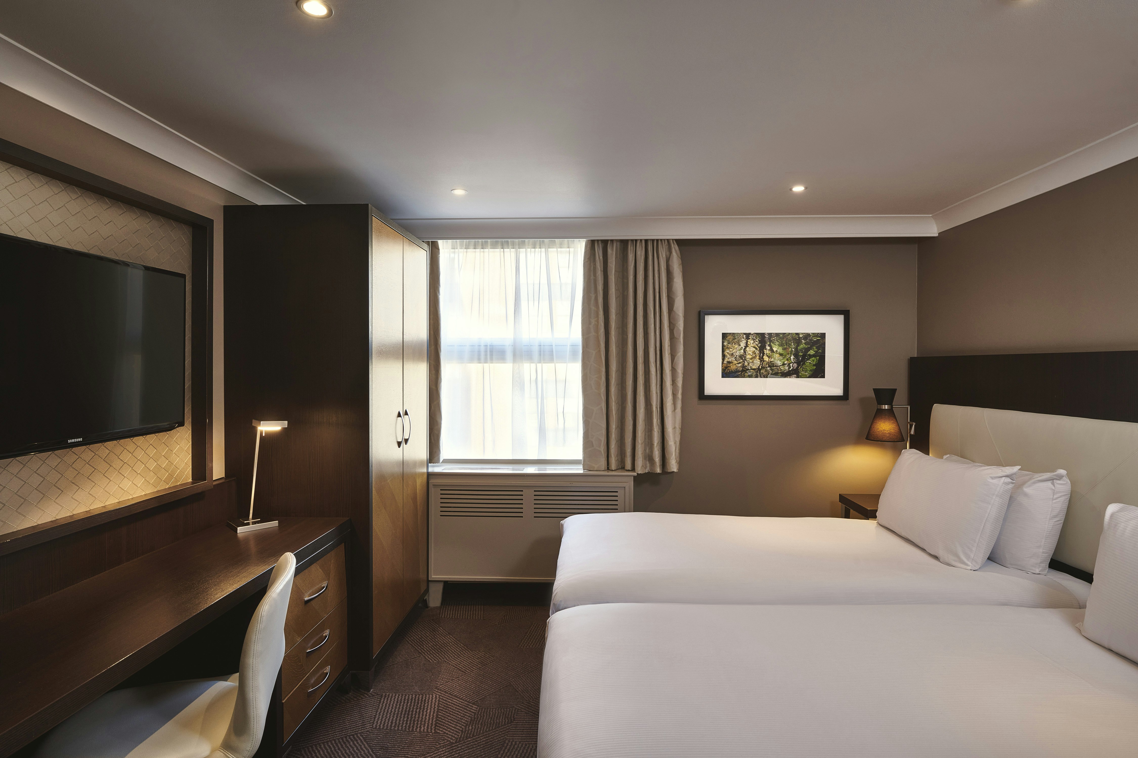 DELUXE, TWIN BEDS