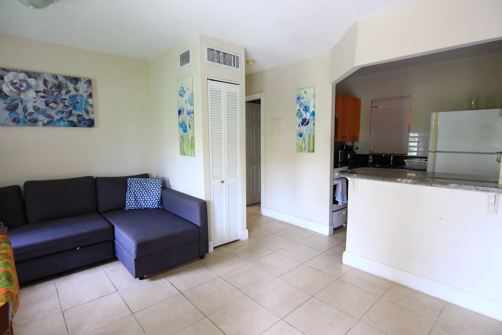 Sunny Isles Apartments 4/73
