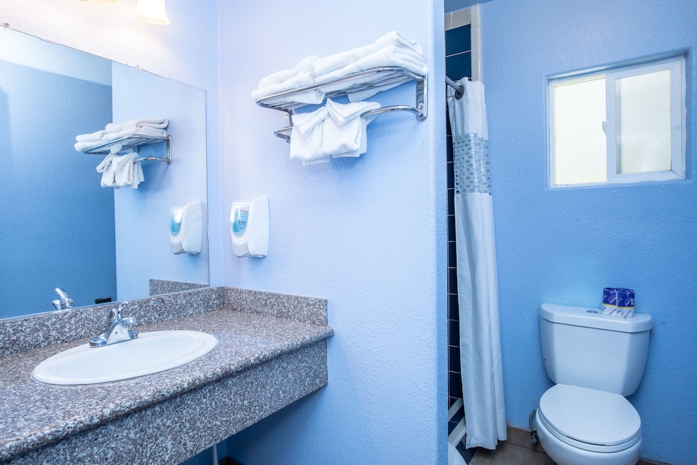 Aqua Breeze Inn 48/55