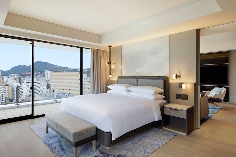 Club, Suite, King Bed, City View