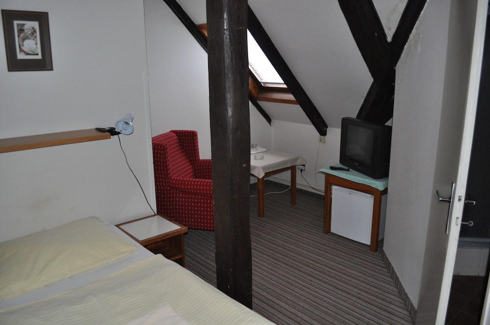 ROOM, SINGLE