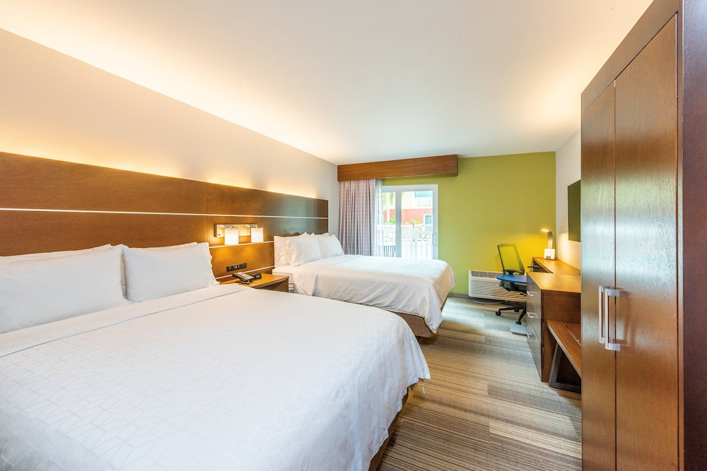 Standard, 2 Queen Beds, Holiday Inn Express & Suites Bradenton West, an IHG Hotel 2/5