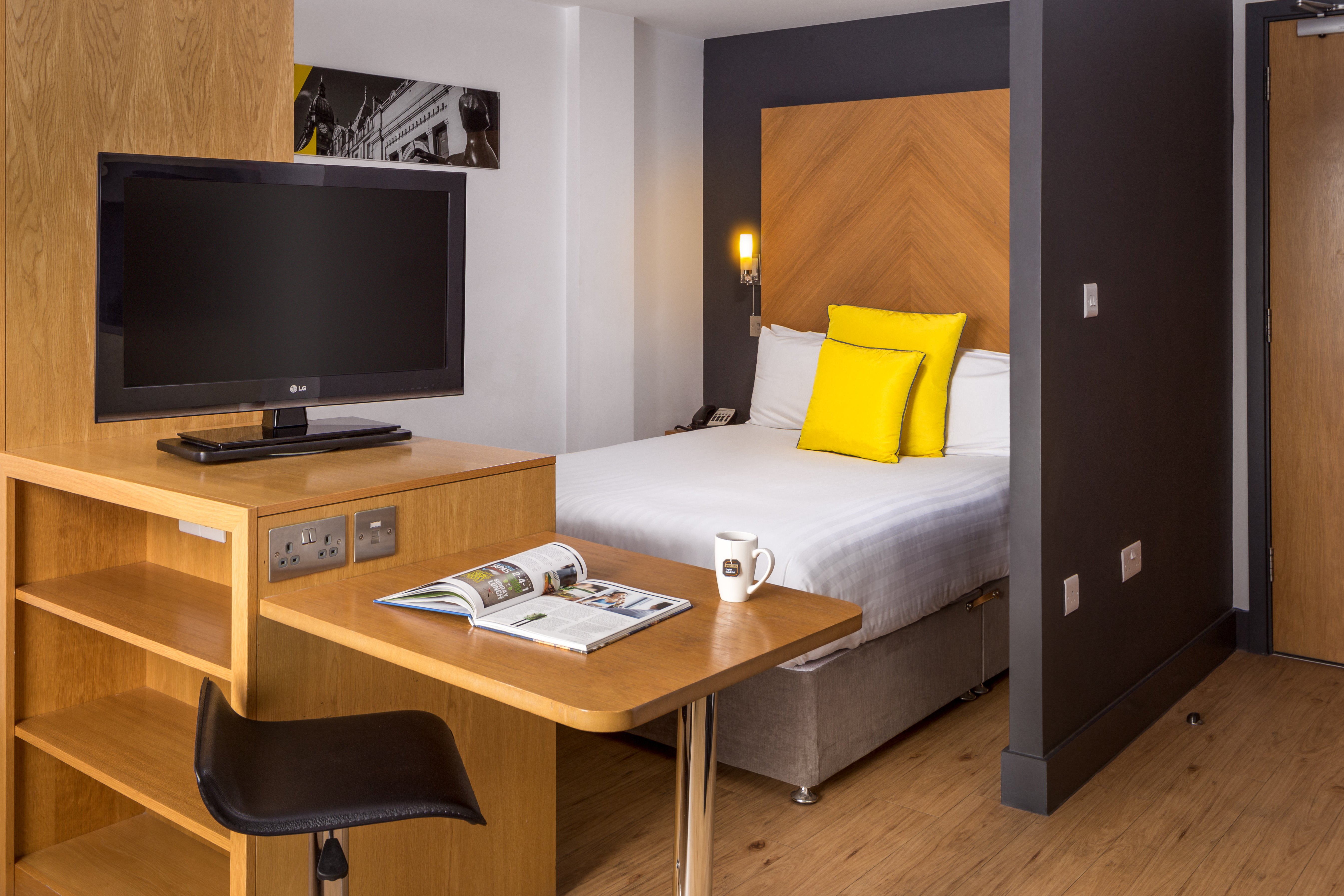 Roomzzz Leeds City West 19/24