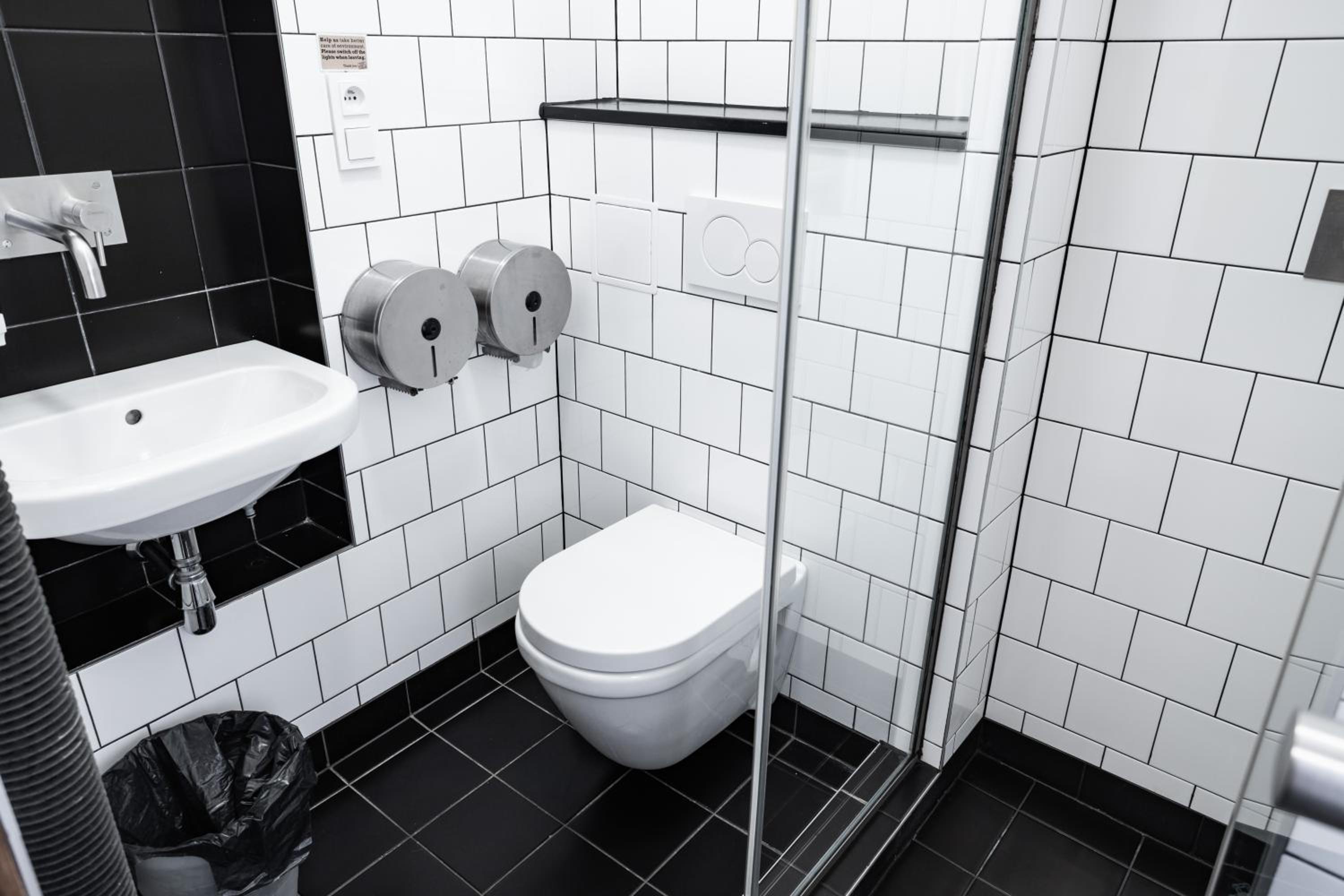 سكن مشترك مختلط، Sir Toby Apos S Hostel 6/6