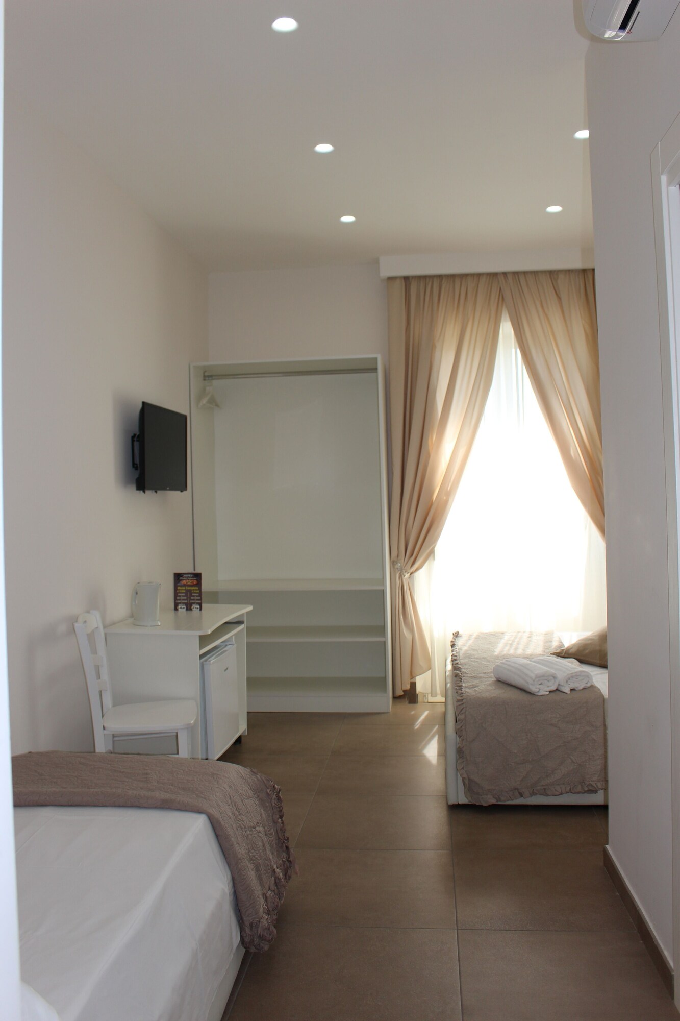 ROOM, TRIPLE