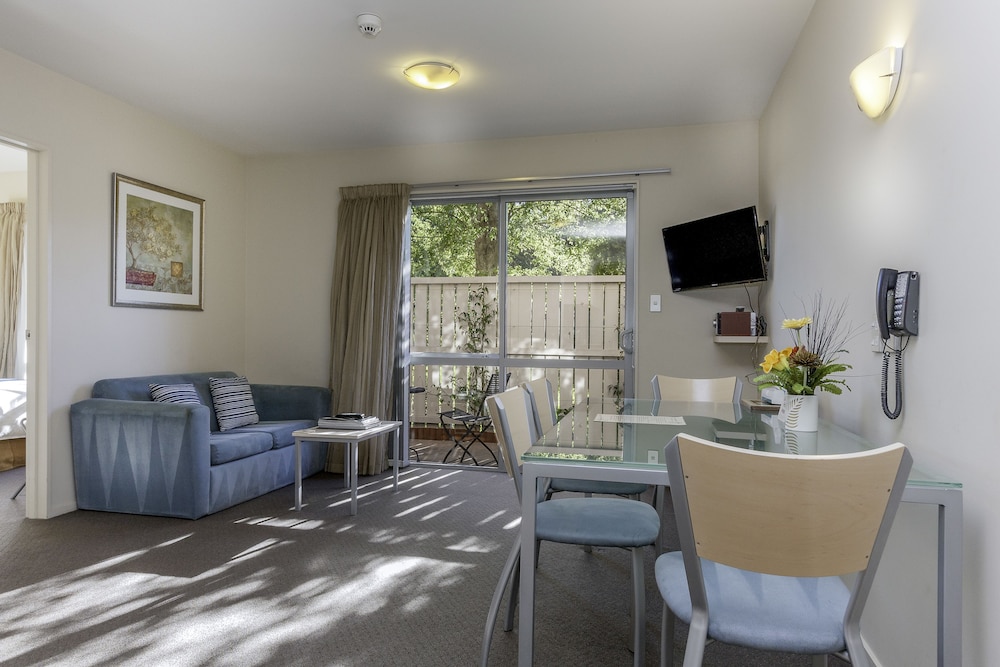 166 Majestic Court Motel 35/48