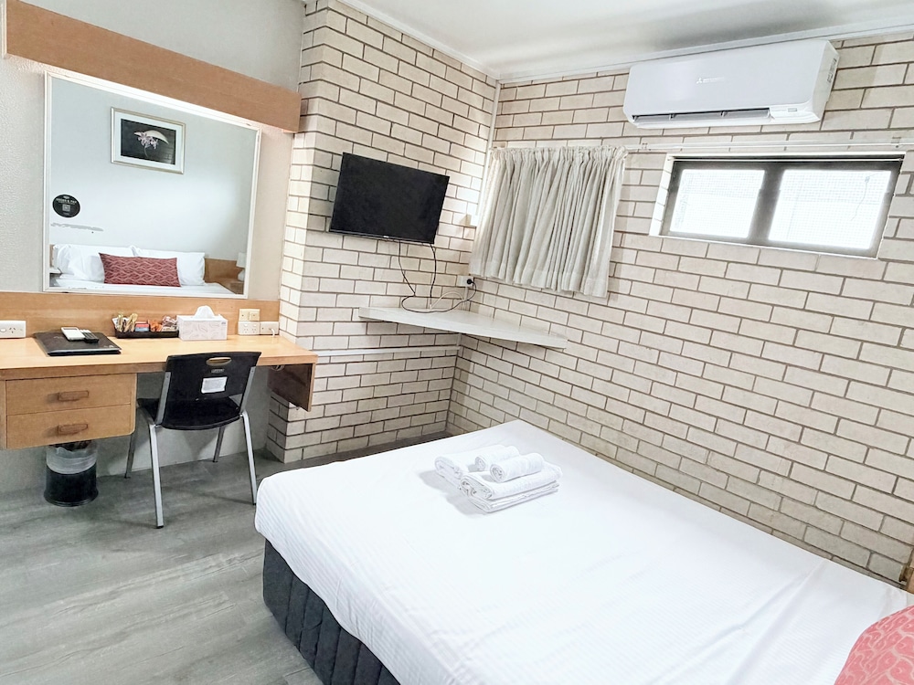 TROPICAL GATEWAY MOTOR INN 28/62