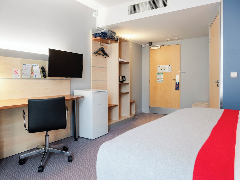 HOLIDAY INN EXPRESS SAINT NAZAIRE 64/76