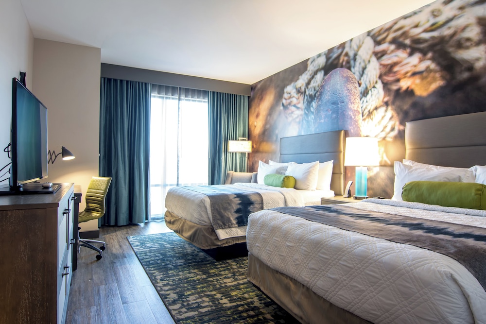 STANDARD, 2 QUEEN BEDS, RIVER VIEW