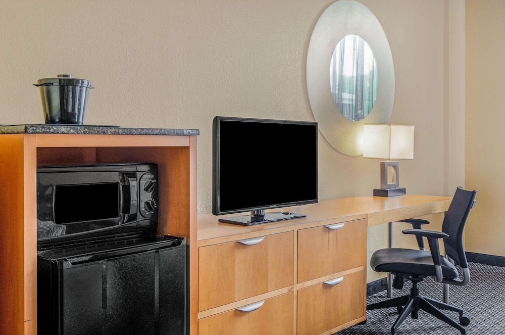 La Quinta Inn Suites By Wyndham Naples Downtown 36/48