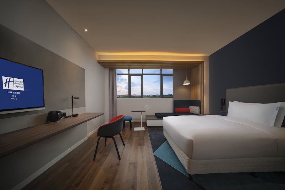 Standard, King Bed, Extra Floor Space
