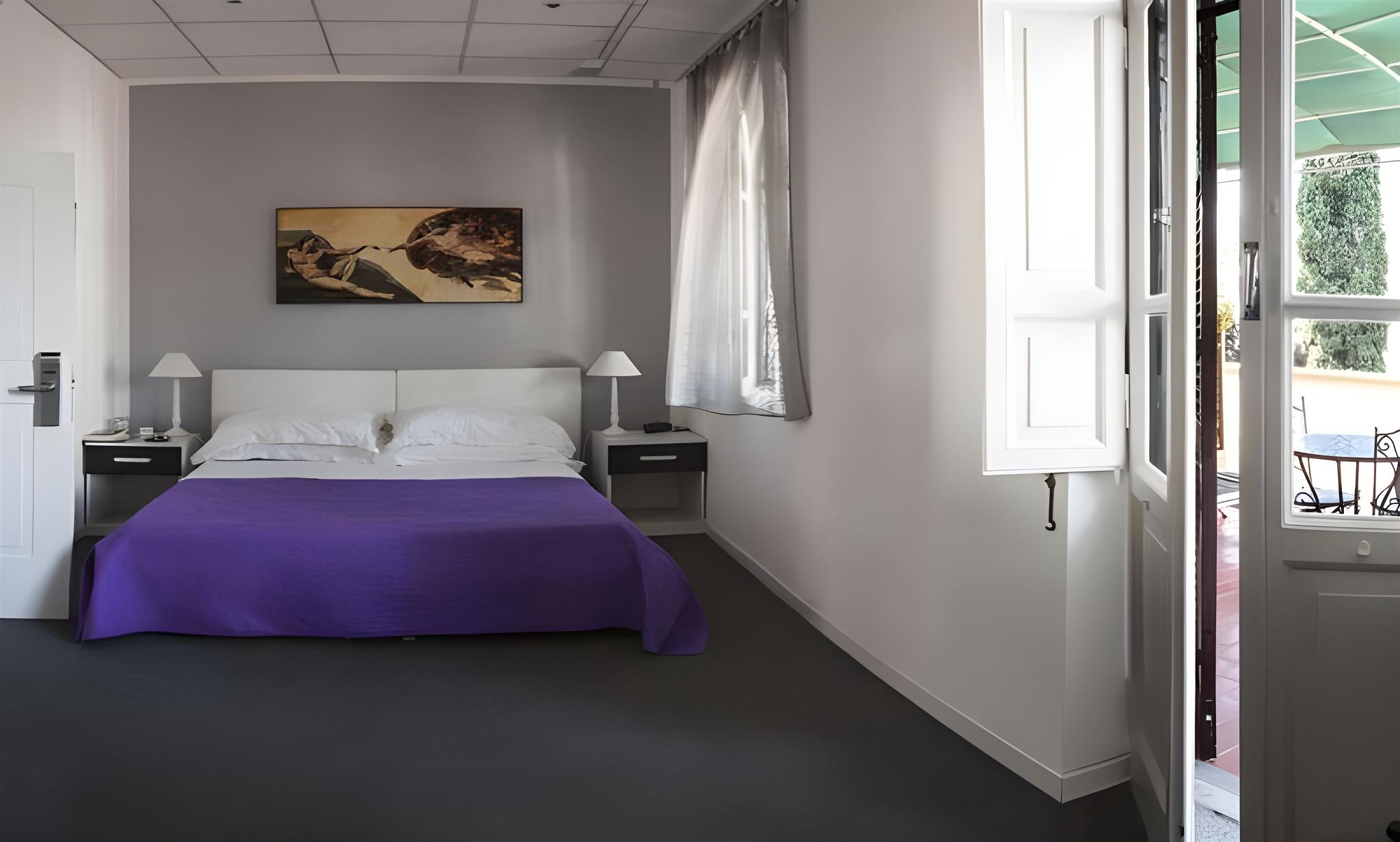 DELUXE, DOUBLE OR TWIN BED