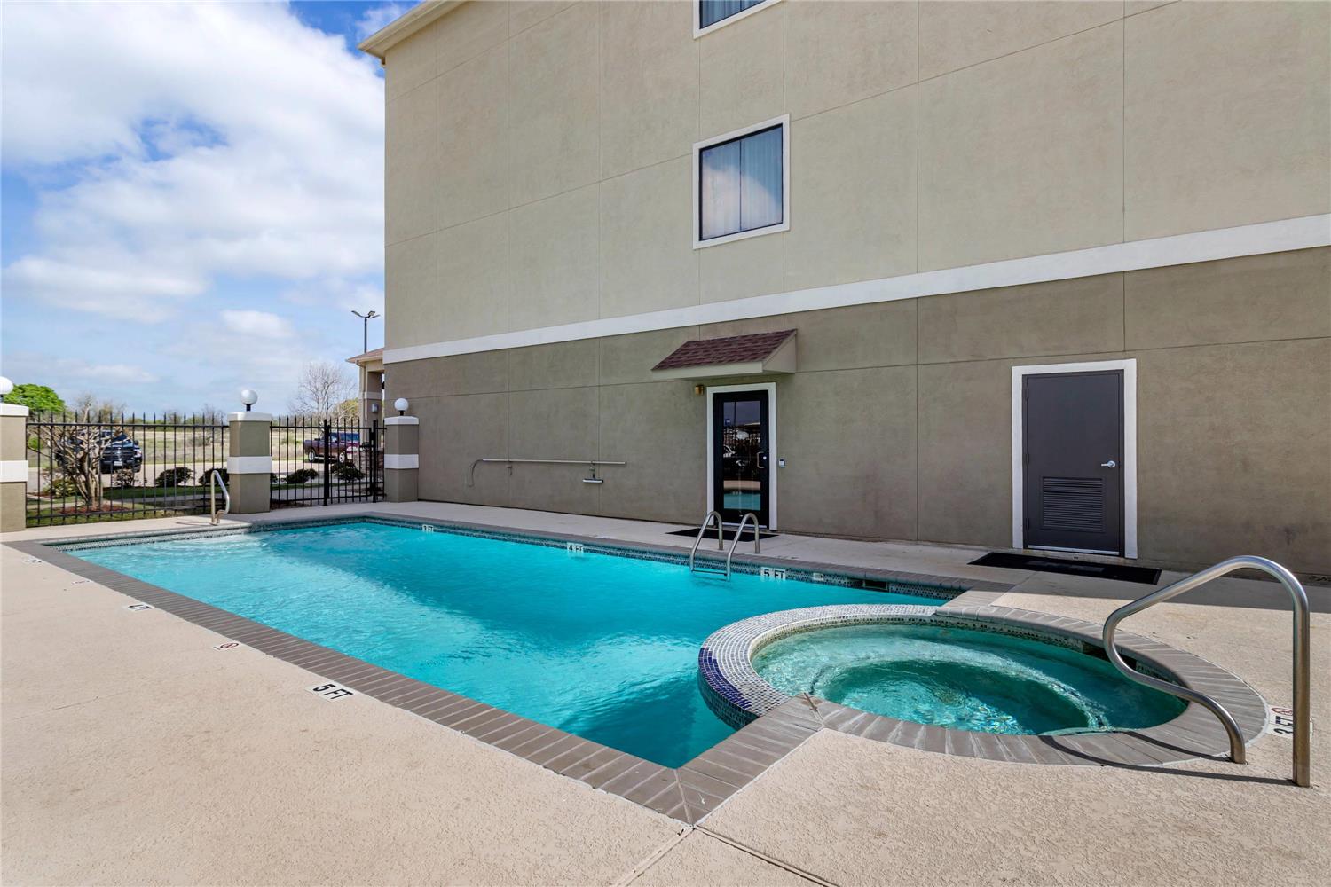 Comfort Inn & Suites Navasota 27/28