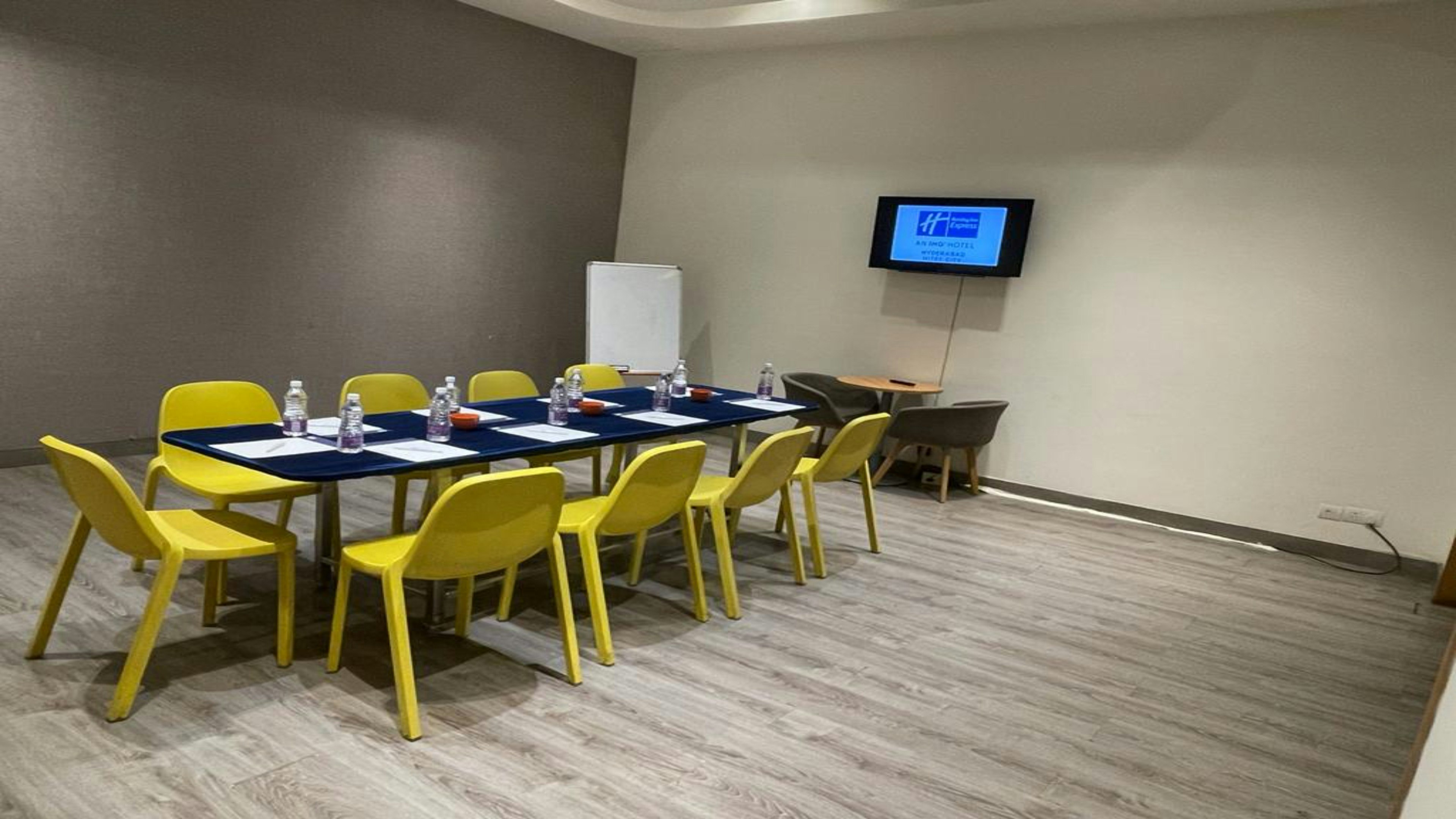 Holiday Inn Express Hyderabad Hitec City 68/76