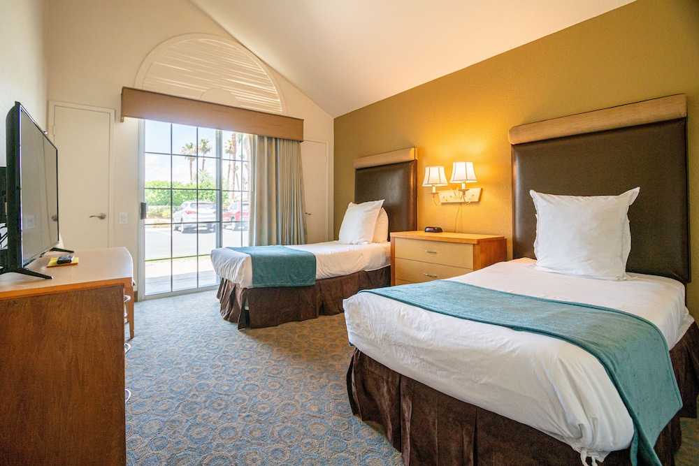 غرفة بسرير كينج وسريرين منفصلين بغرفتي نوم مع أريكة بمطبخ، Desert Breezes Resort 2/10