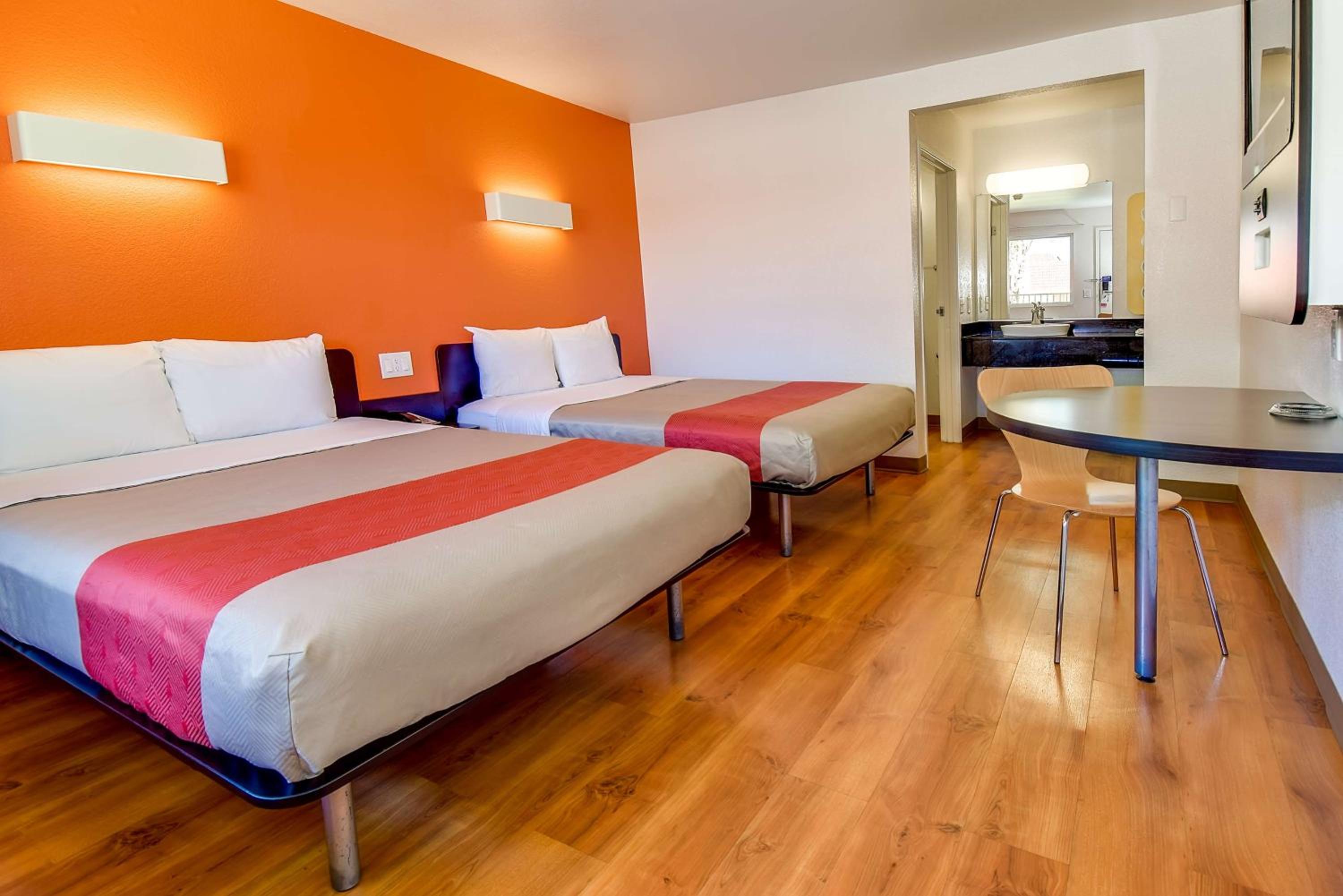 2 Full Beds - Smoking.