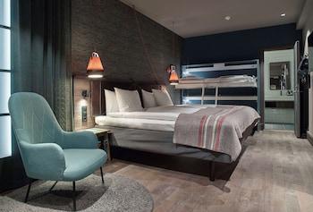 Room, King Bed, Bunk Bed, No Window