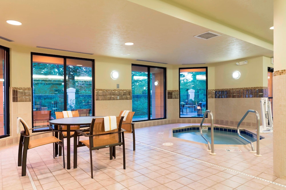 Courtyard By Marriott Traverse City 39/47
