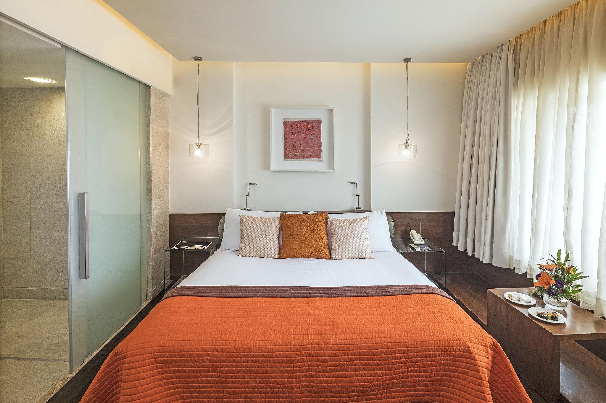 LUXURY, KING BED