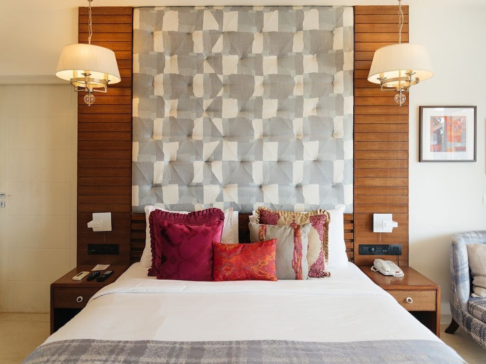 Acron Waterfront Resort 16/80