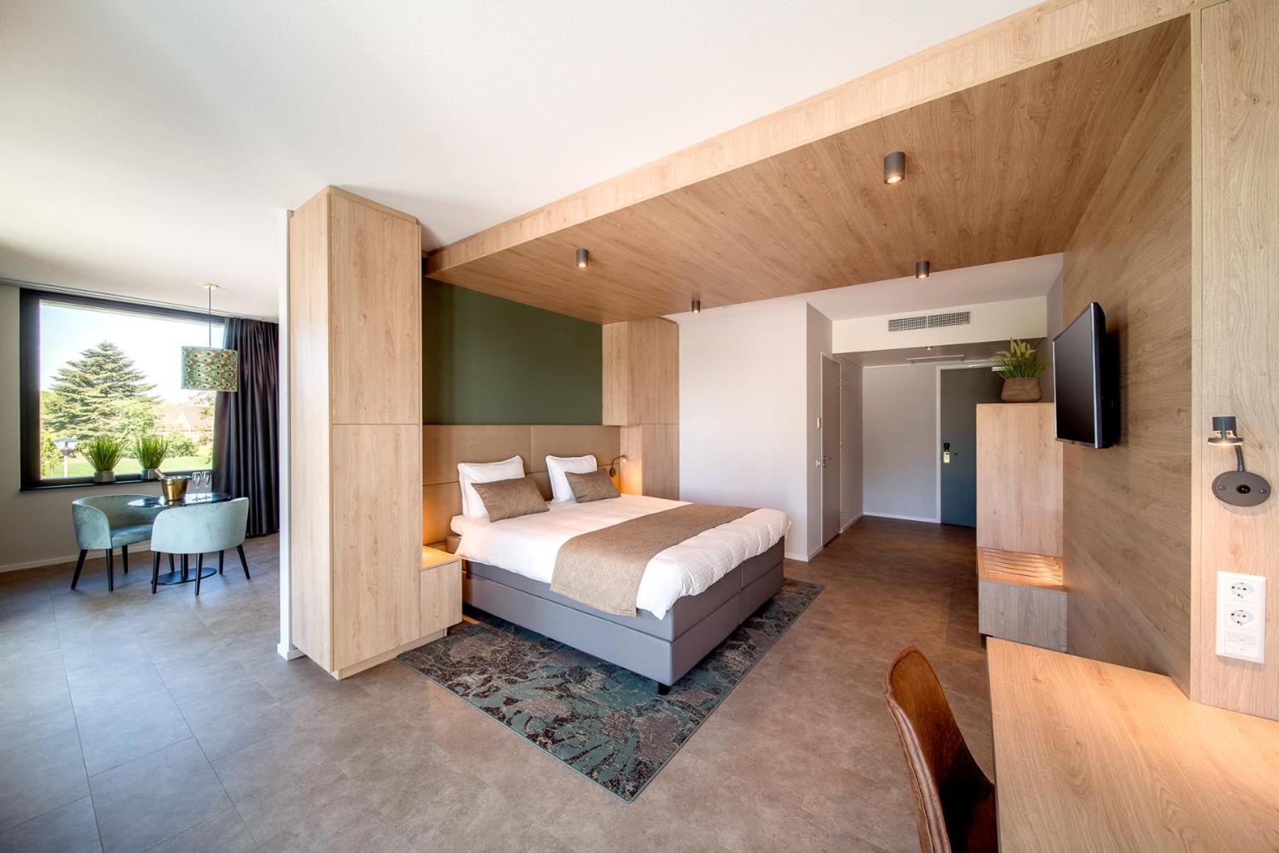 suite, balcony