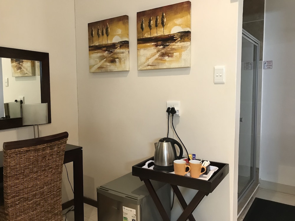 VJ's Guesthouse & Restaurant 8/16