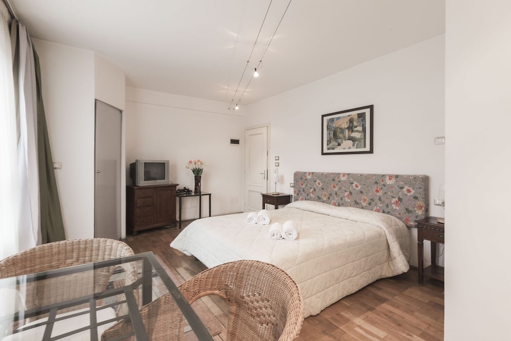 PRINCE RESIDENCE(FORMERLY VESUVIO PRICE RESIDENCE APARTHOTEL) 9/75