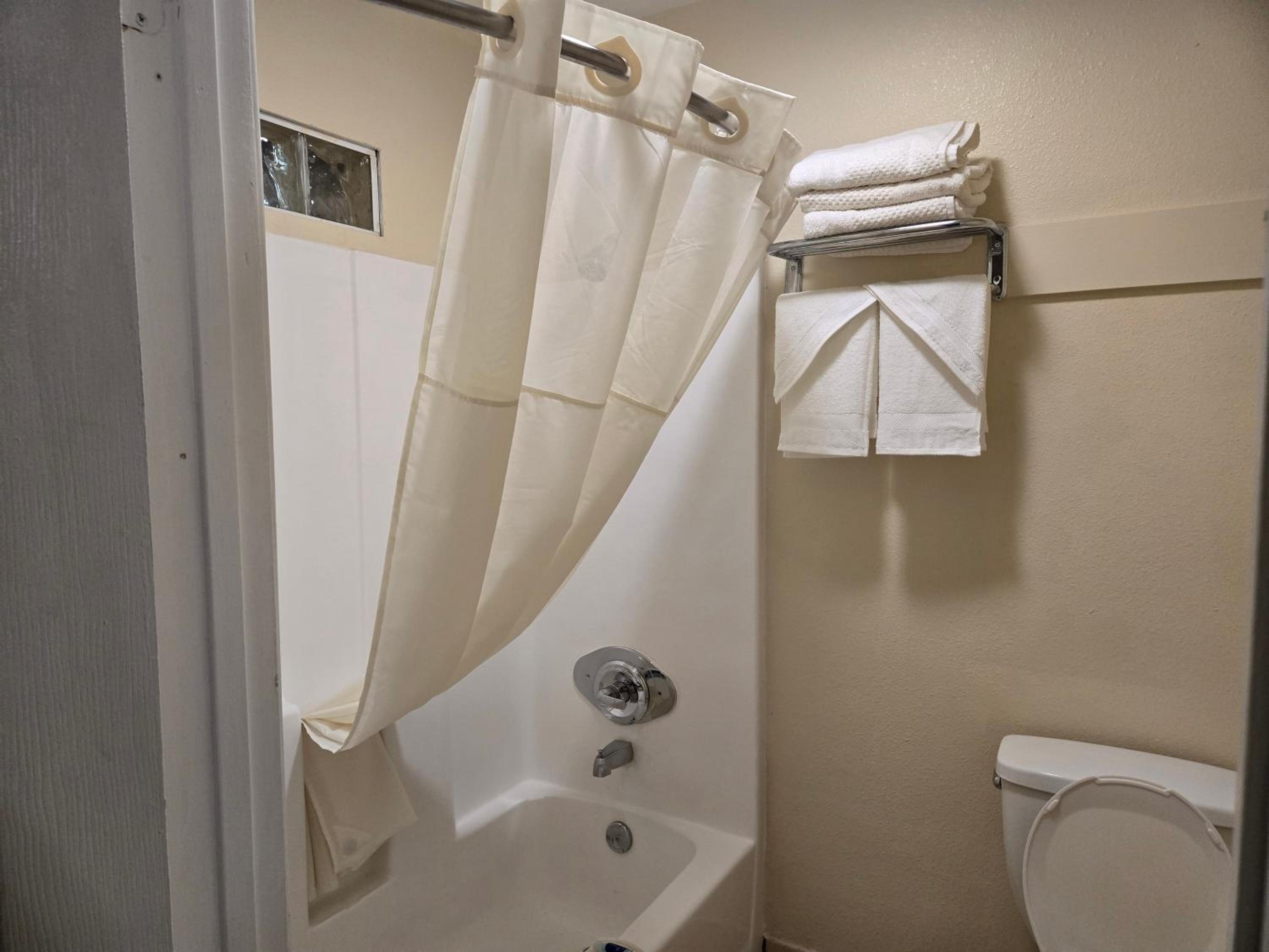 Family, 3 Queen Beds, Rodeway Inn & Suites Blythe I-10, CA 9/10