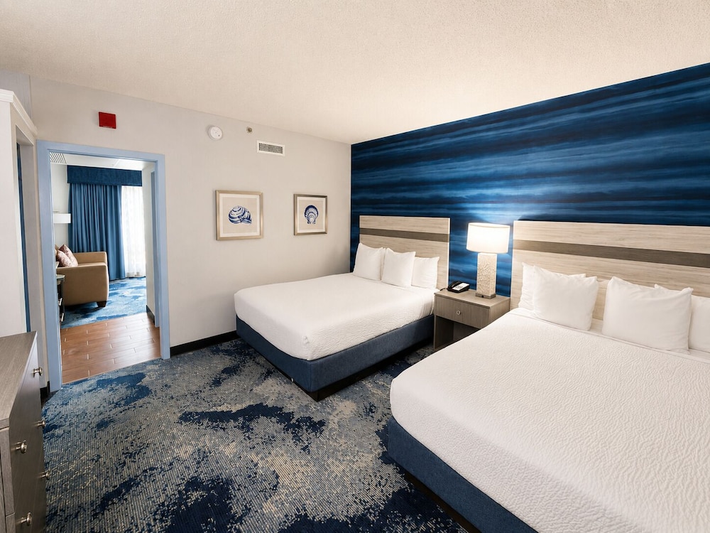 Suite, 2 Queen Beds, Sofa, South Wing