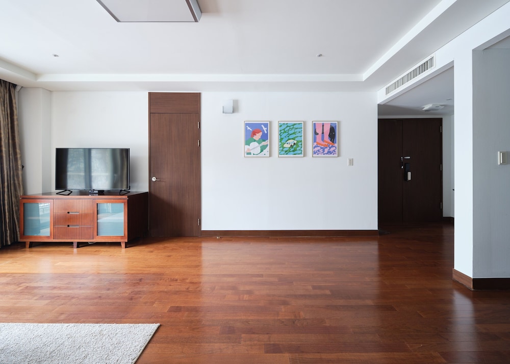 Adonis Hotel 6/58