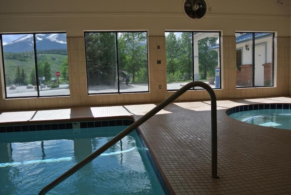 Luxury Inn And Suites 33/75