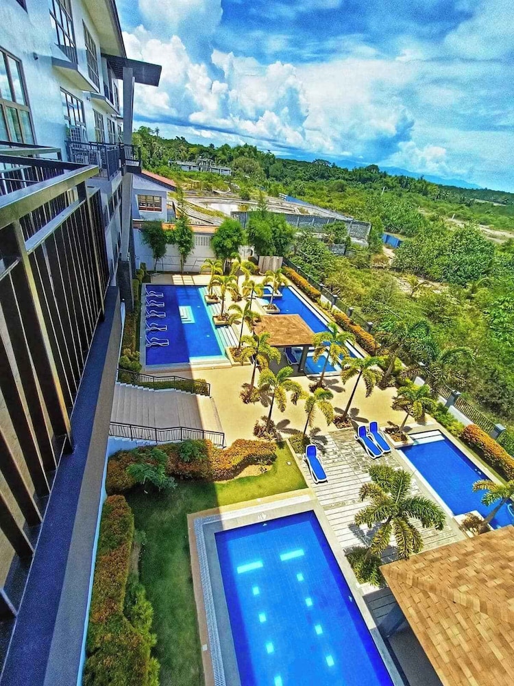 Crown Hotel Palawan at Harbour Springs 50/54