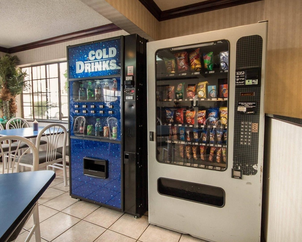 Econo Lodge Inn & Suites El Paso West 35/39