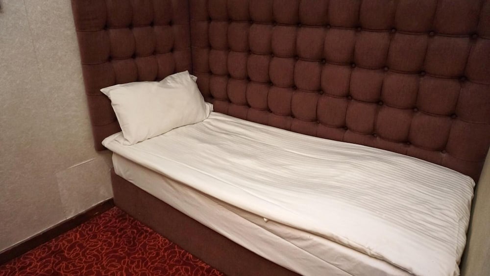 ORIENTAL LANDER HOTEL 34/41