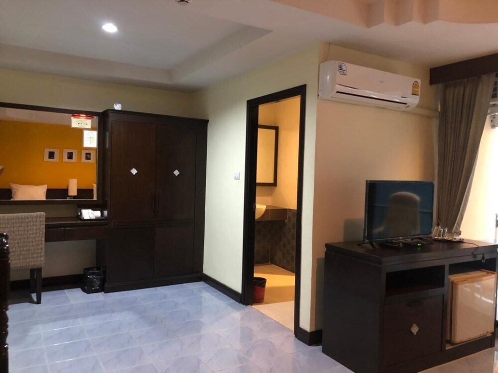 J Hotel 20/51
