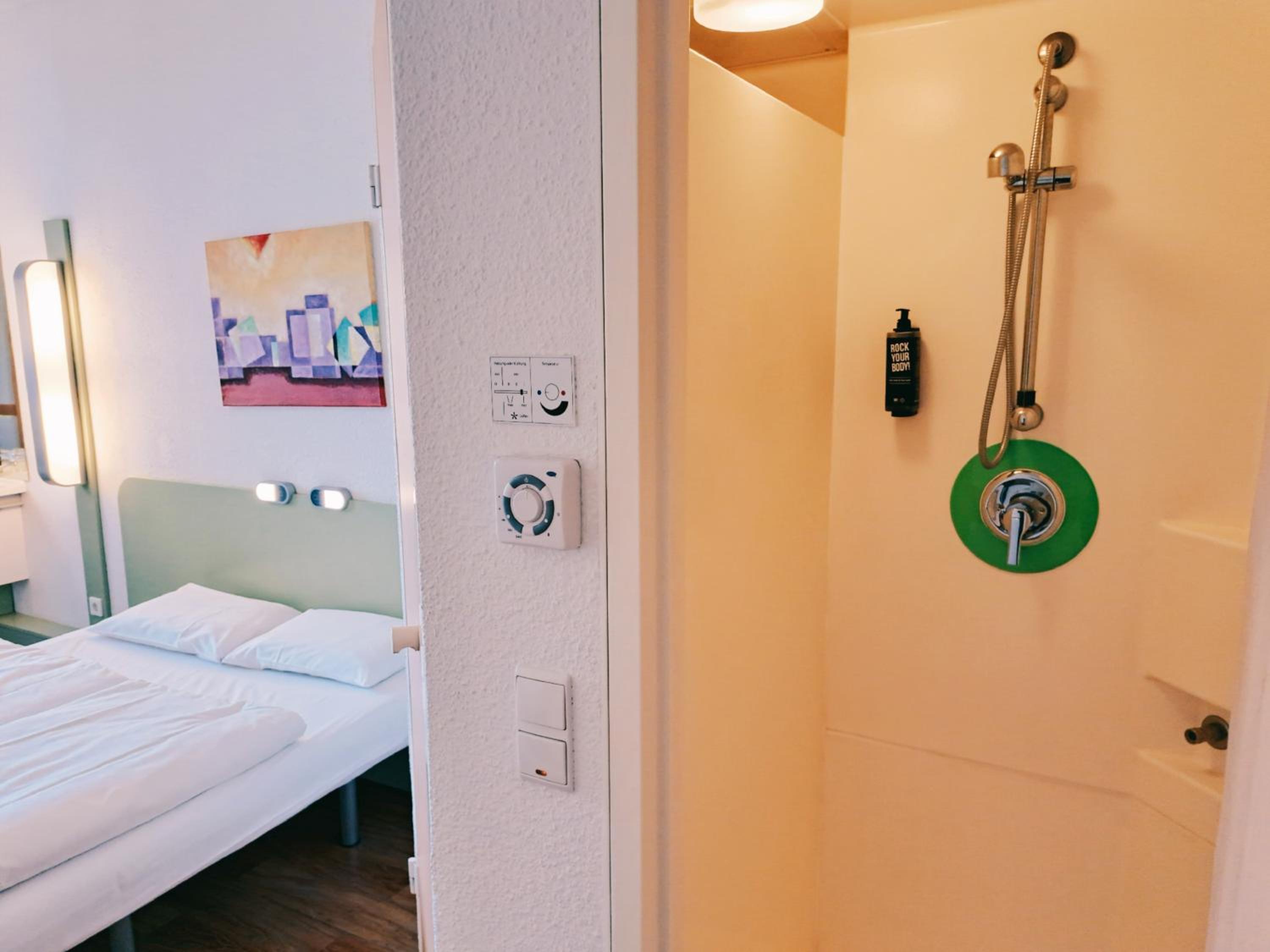 ROOM, TWIN BEDS