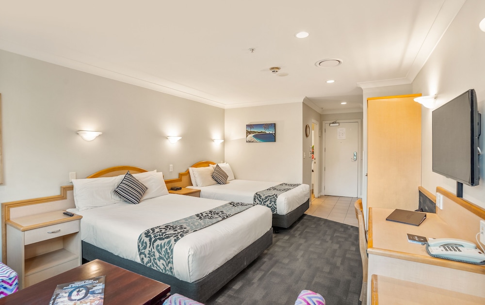 Parkside Hotel and Apartments 33/74