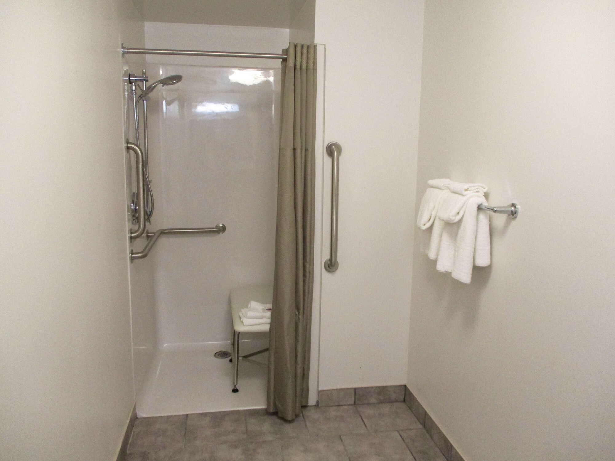 غرفة ديلوكس بسرير كينج لذوي الإعاقة، Motel6 North Olmsted, OH - Cleveland 2/2