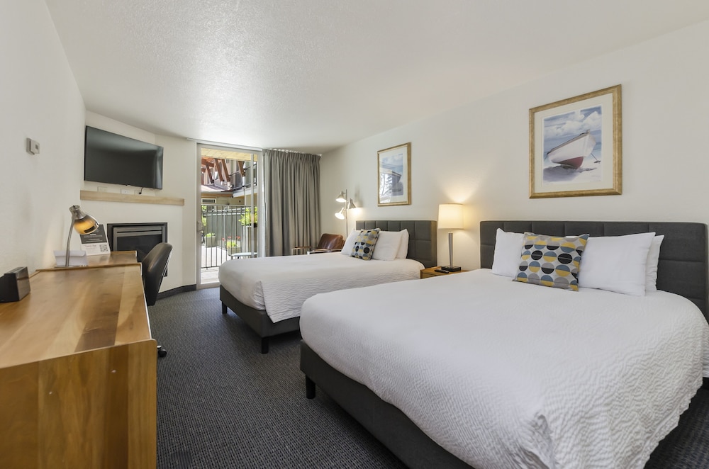 غرفة كلاسيكية بسريرين كوين