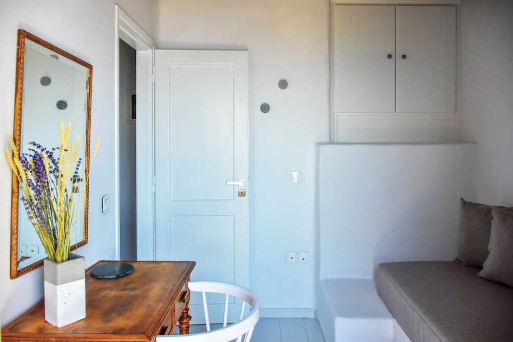 Living Theros Luxury Suites 48/50